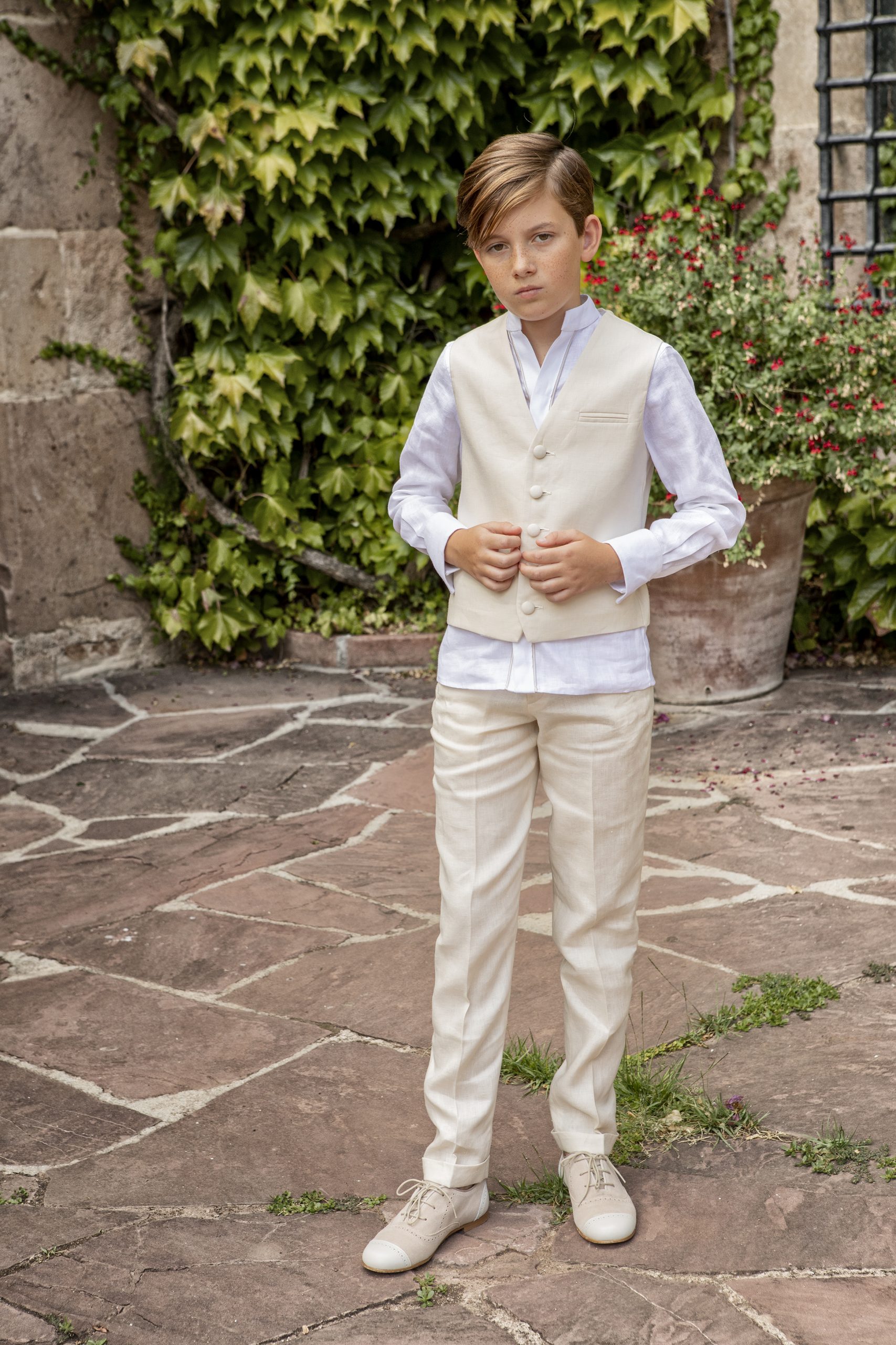 Camisa Blanca de Lino con Pantalones Beige
